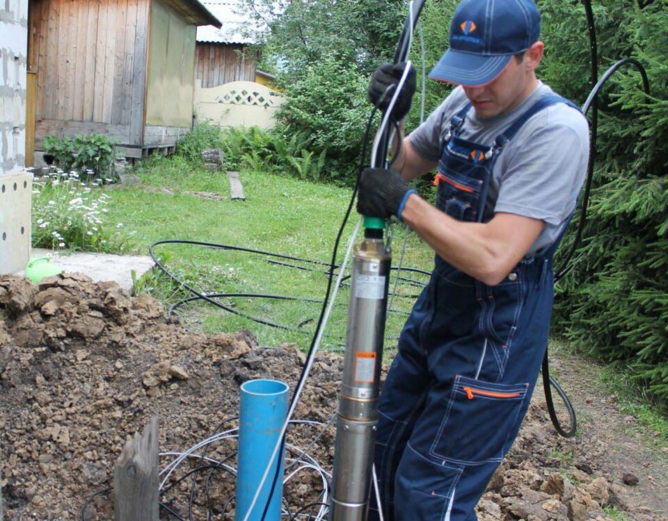 монтаж погружного насоса - узкая