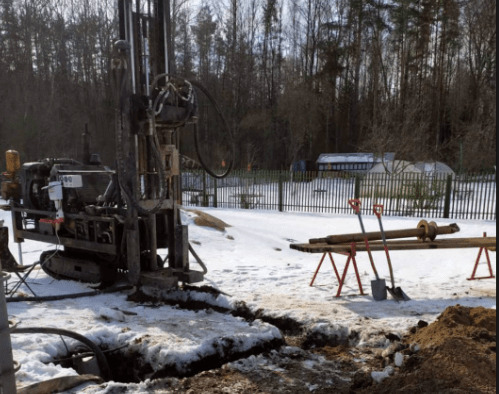 Бурят скважину зимой