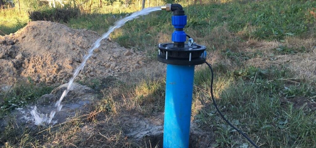 Вода льется из скаженного насоса