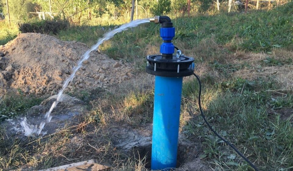 Вода льется из скаженного насоса